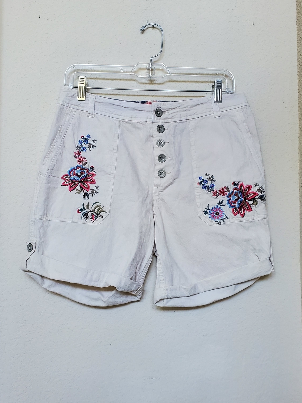 Sundance Off White Embroidered Floral Button-Front Shorts. Size 6